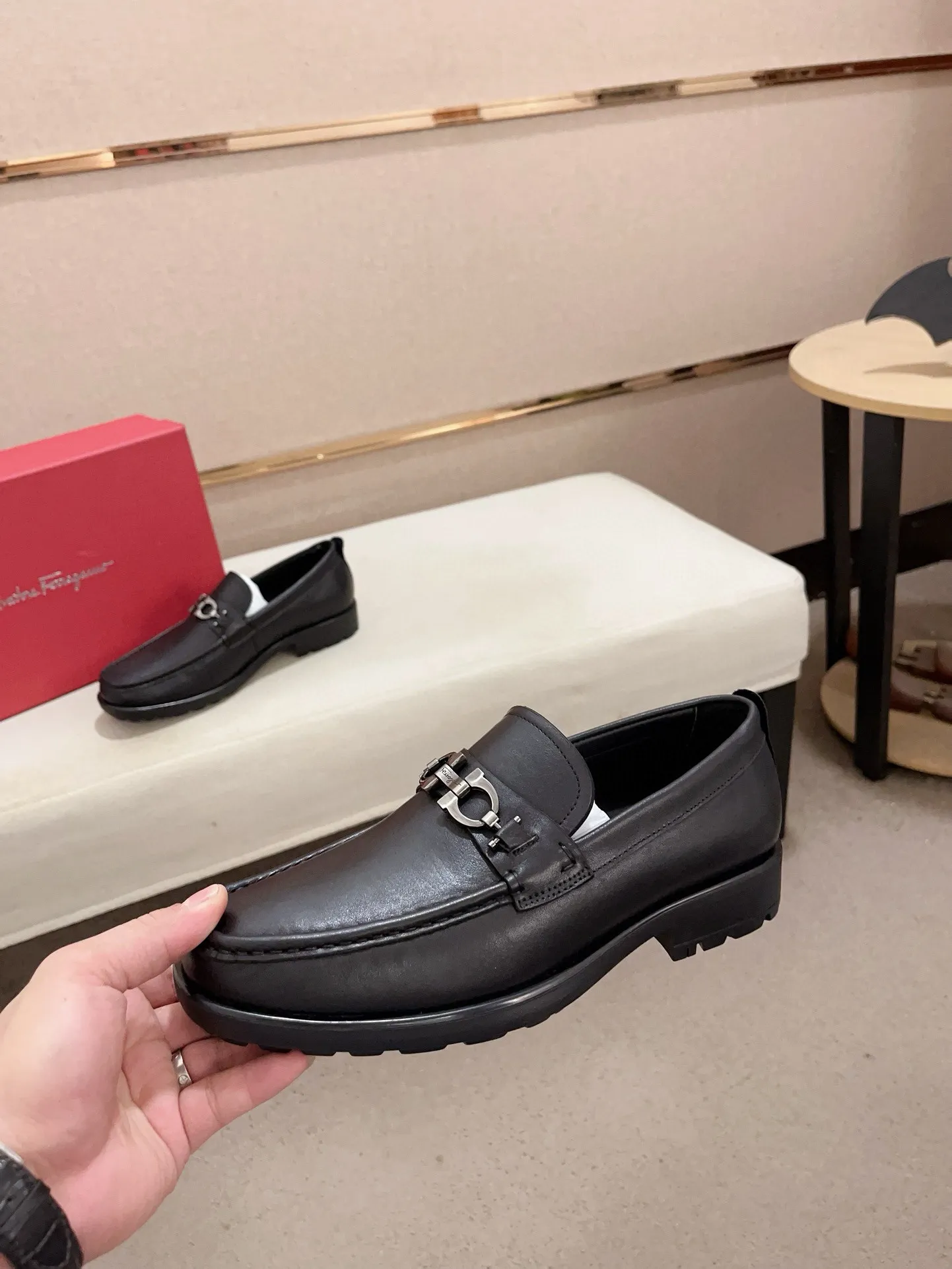 Men's shoes💰: 560💰 High version Ferragamo quality! 🆕🆕Exclusive hot-selling products in stock🔥🔥New products on the shelves, high-quality shoes, high-end driving shoes, with complete packaging! 💪 💪 Material: imported patented cowhide 🐂 + imported high-quality water-dyed cowhide lining + wear-resistant outsole 👍🏻👍🏻 Features: high-end and comfortable, purely handmade 🚀 🚀 Create the perfect shoes that suit you best 🔥 🔥 Size: (38-44) Can be customized 45 non-returnable!